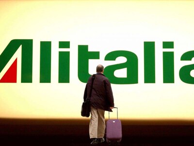 Alitalia e il pasticciaccio dei biglietti gratis. Viaggiatori (illusi) infuriati