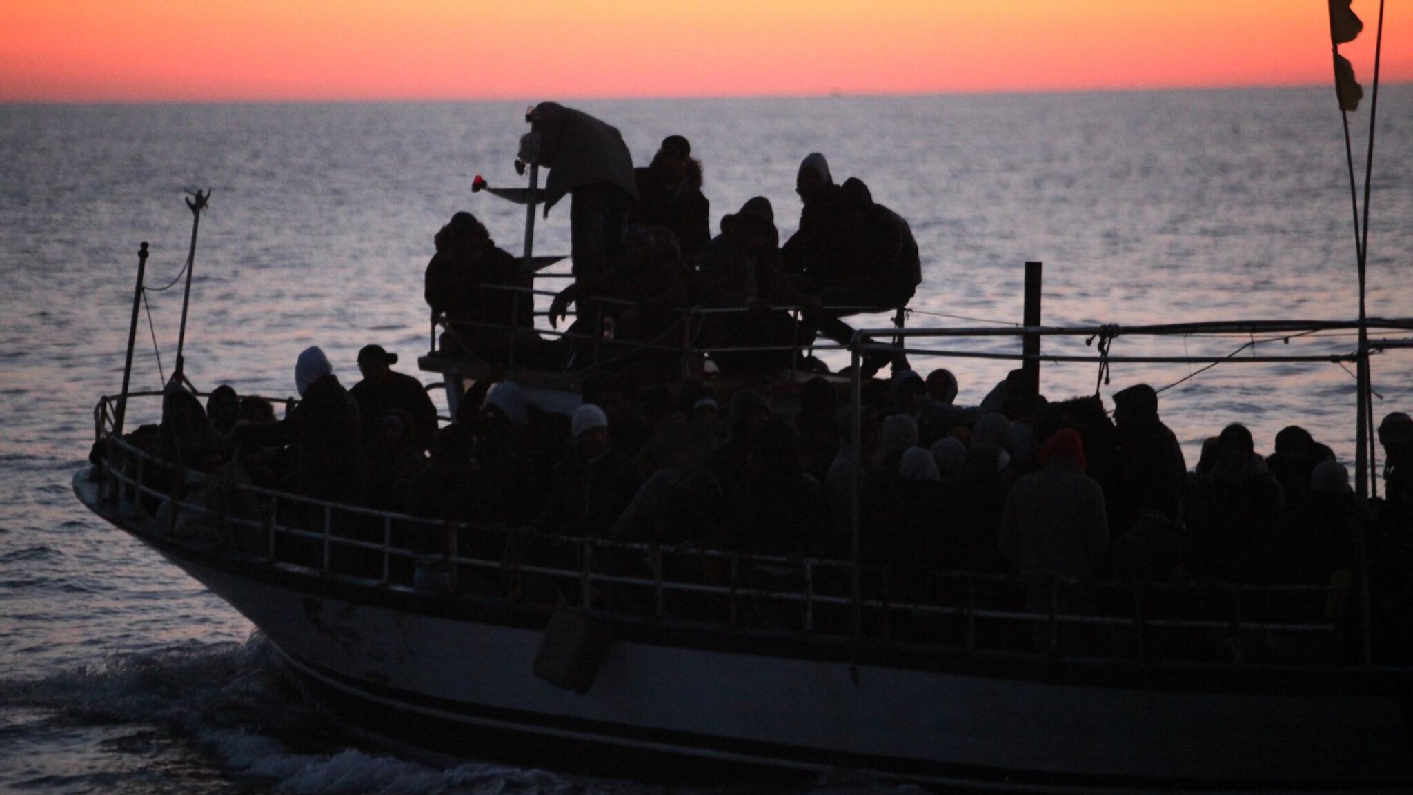 Tra di loro c’erano 34 donne e due bambini, sono stati tutti salvati nella notte in acque maltesi dal tempestivo intervento della Guardia costiera: l'imbarcazione sulla quale viaggiavano è affondata subito dopo.