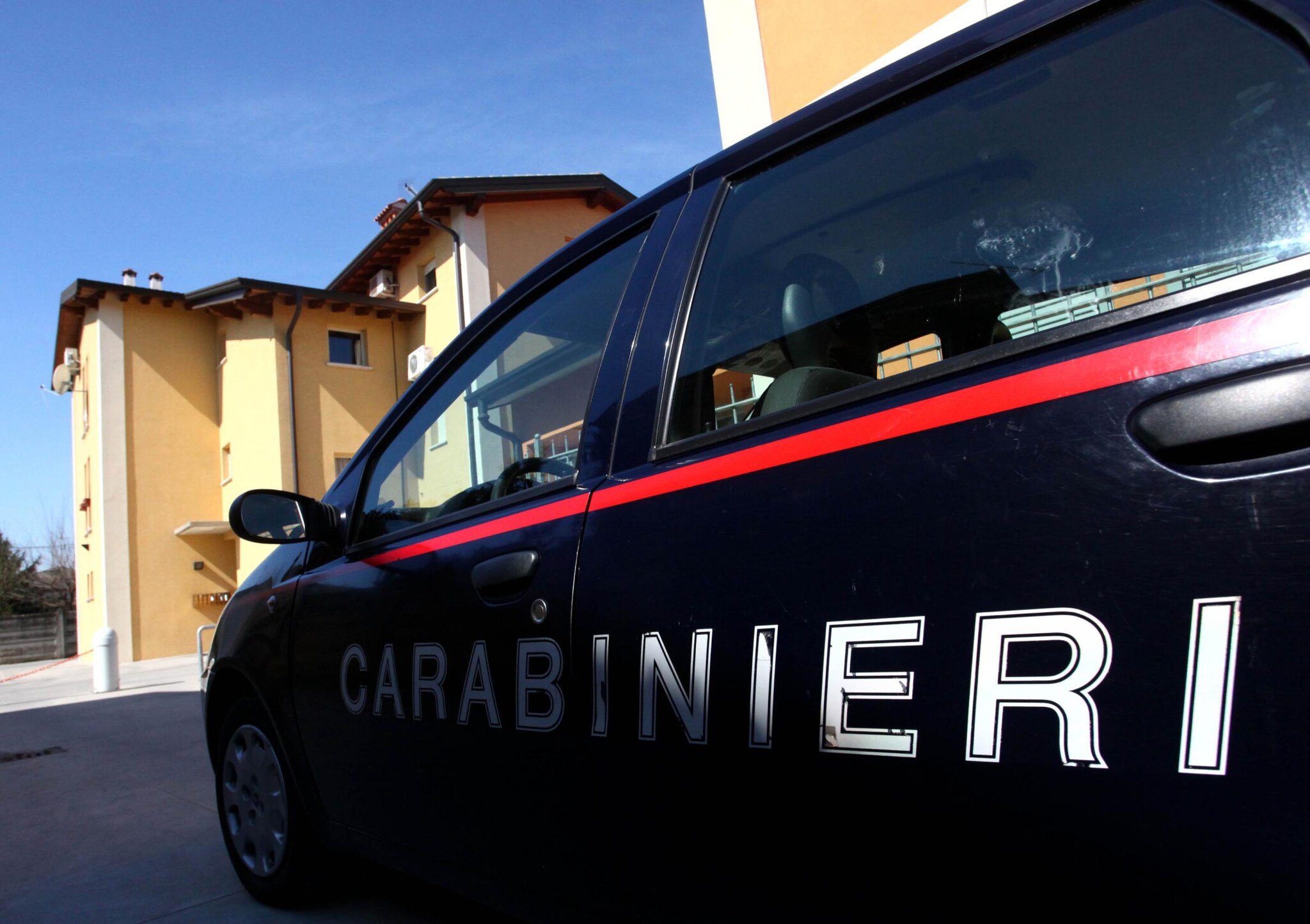 Orrore a Trinitapoli, dove in un centro psichiatrico è stato trovato il corpo senza vita di un 31enne sgozzato, a quanto pare per futili motivi, da un altro paziente. È stato ucciso a coltellate mentre dormiva.