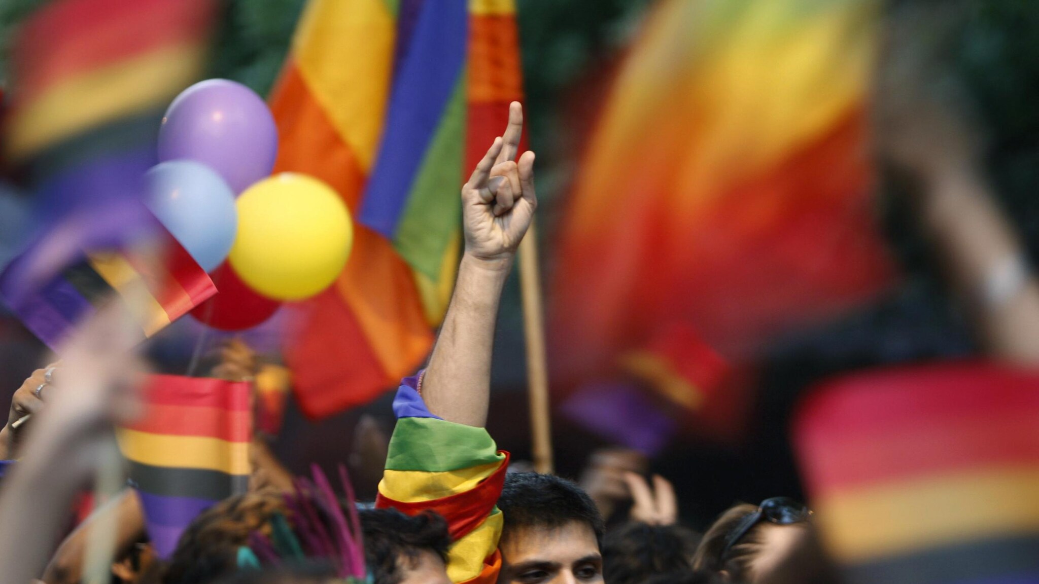 L’omosessualità è considerata in Ucraina una minaccia per l’istituzione familiare e contro di essa il Parlamento ha approvato in prima lettura, e con ampia maggioranza, una legge contro la propaganda che prevede pene fino a 5 anni di galera. Diverse le reazioni, sia per la reale portata della norma che per la sua discussione alla vigilia delle elezioni.