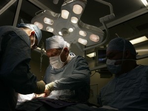 La storia di Carina, 19enne vittima di un terribile incidente stradale, arriva dalla Danimarca. I medici erano sul punto di dichiararla cerebralmente morta e prendere i suoi organi quando lei è tornata alla vita. Ora si chiede se i medici volessero ucciderla.