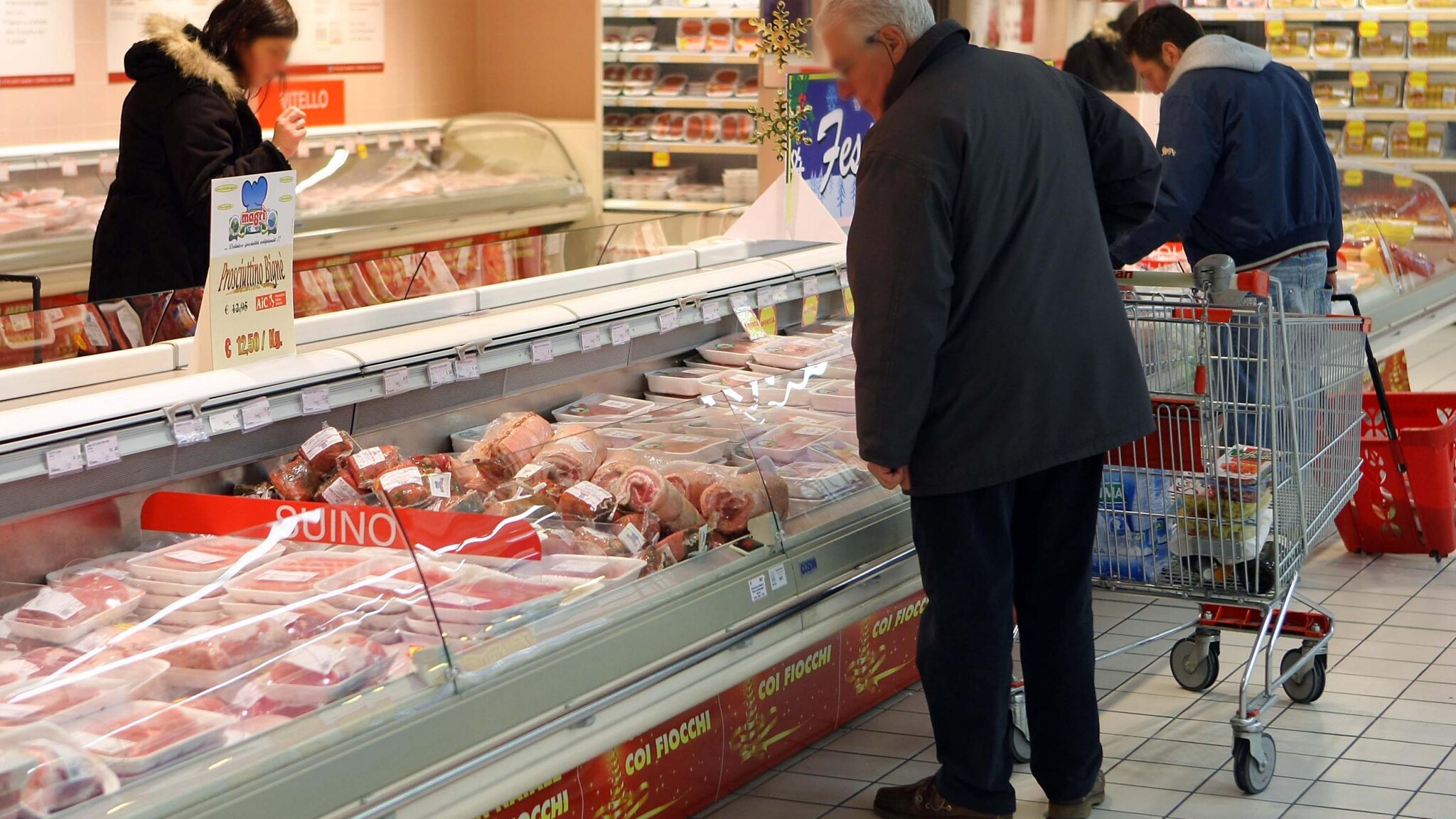 Quasi una famiglia su cinque non riesce a sostenere le spese con il proprio reddito mentre due su tre vanno in pareggio senza poter mettere nulla da parte. È quanto emerge da una ricerca elaborata dal Censis e da Confcommercio.