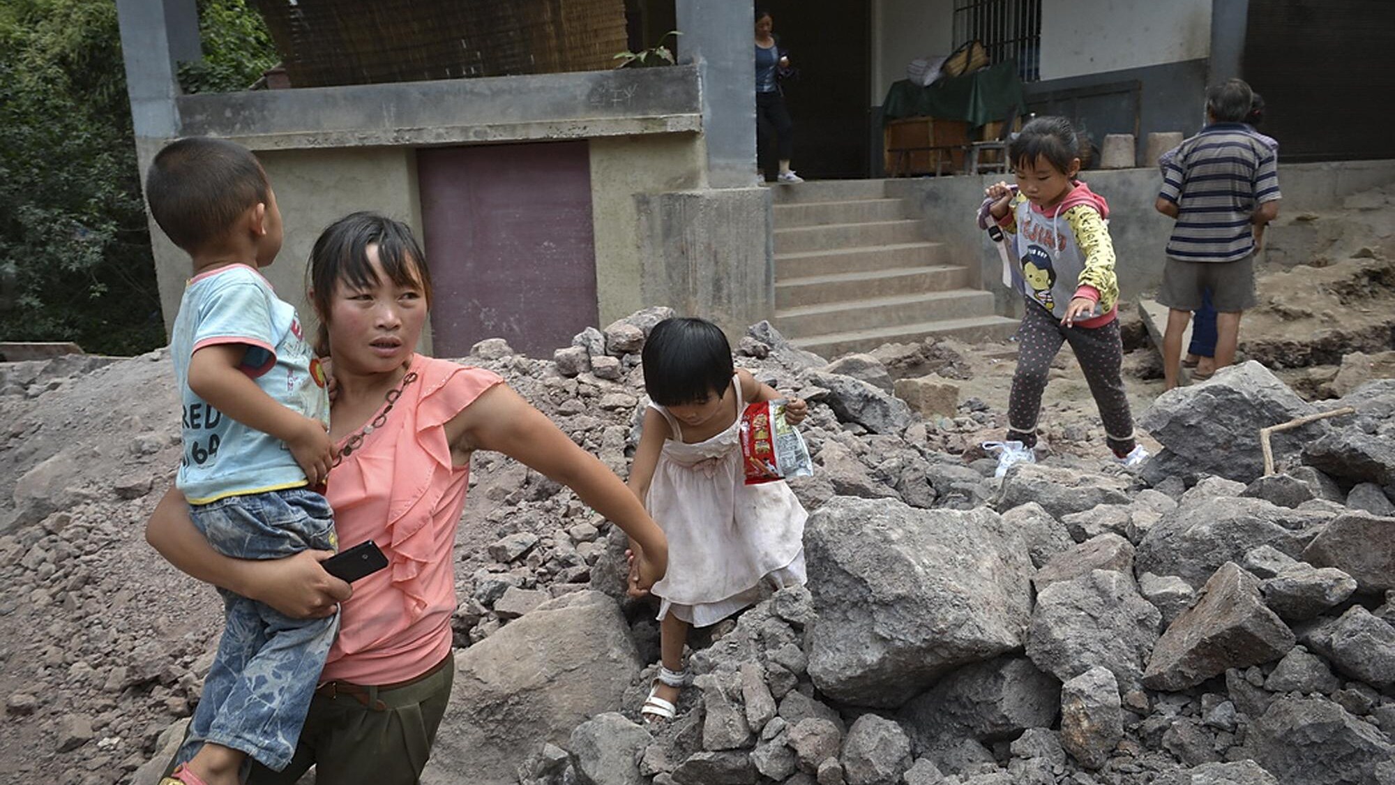 Tragedia nella Cina sud-occidentale: nella stessa zona colpita lo scorso settembre da un terremoto, una frana ha travolto una scuola elementare e altri due edifici. Sono in corso le operazioni di ricerca.