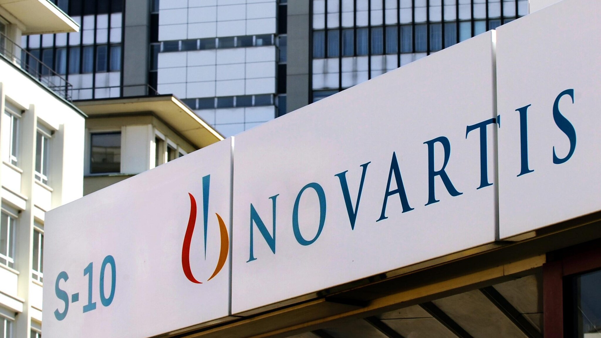 “Novartis ritiene doveroso precisare di aver avito con correttezza”, così l’azienda chiamata in causa dal Ministero della Salute e dall’Aifa per i vaccini anti influenzali risponde al blocco, a scopo cautelativo, di oltre 487mila delle sue dosi. Balduzzi: “Nessun allarmismo”.