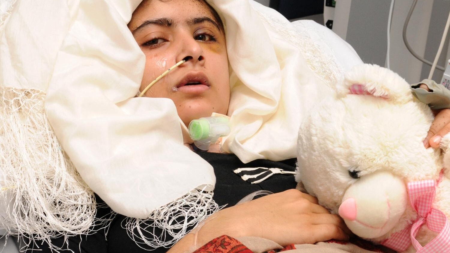 La 14enne pachistana colpita alla testa dai talebani sta meglio e ieri si è alzata dal suo letto e ha comunicato con i suoi medici in Inghilterra. In Pakistan i suoi aggressori minacciano i media: “Troppa visibilità al suo caso”.