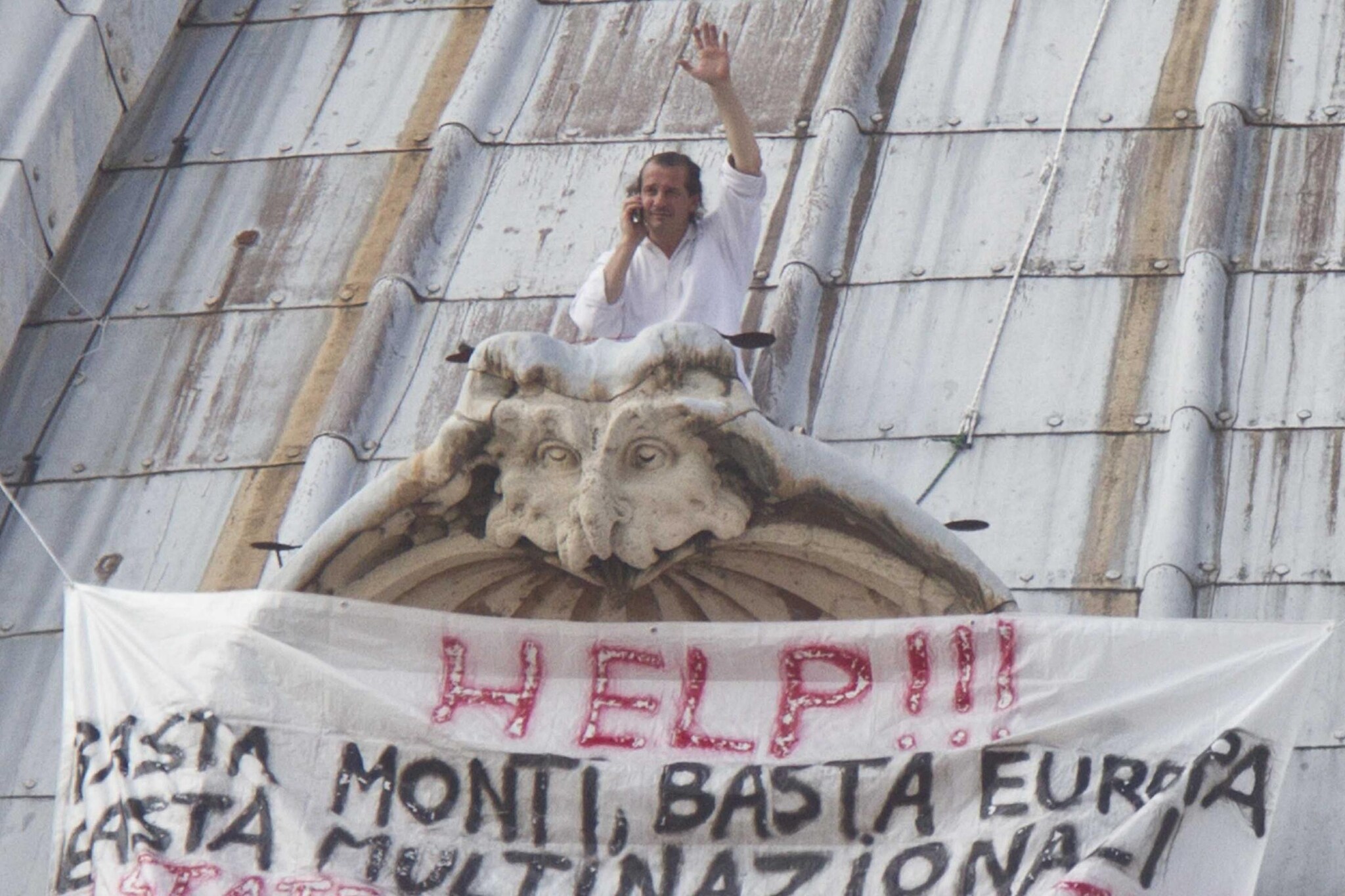 Marcello Di Finizio è rimasto sul cupolone per quasi 30 ore, l’epilogo della sua protesta nella serata di ieri. Per il suo gesto è stato sottoposto a foglio di via obbligatorio con obbligo di ritorno nel comune di residenza.