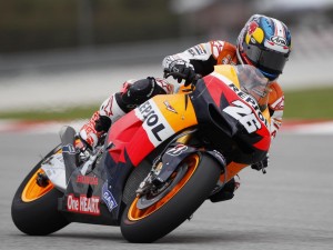 Lo spagnolo Pedrosa ha vinto il Gran Premio della Malesia, Lorenzo secondo resta al comando della MotoGp. Stoner terzo, Rossi quinto. La gara è stata sospesa a cinque giri dal termine e non è stata più ripresa, a causa di un fortissimo acquazzone.