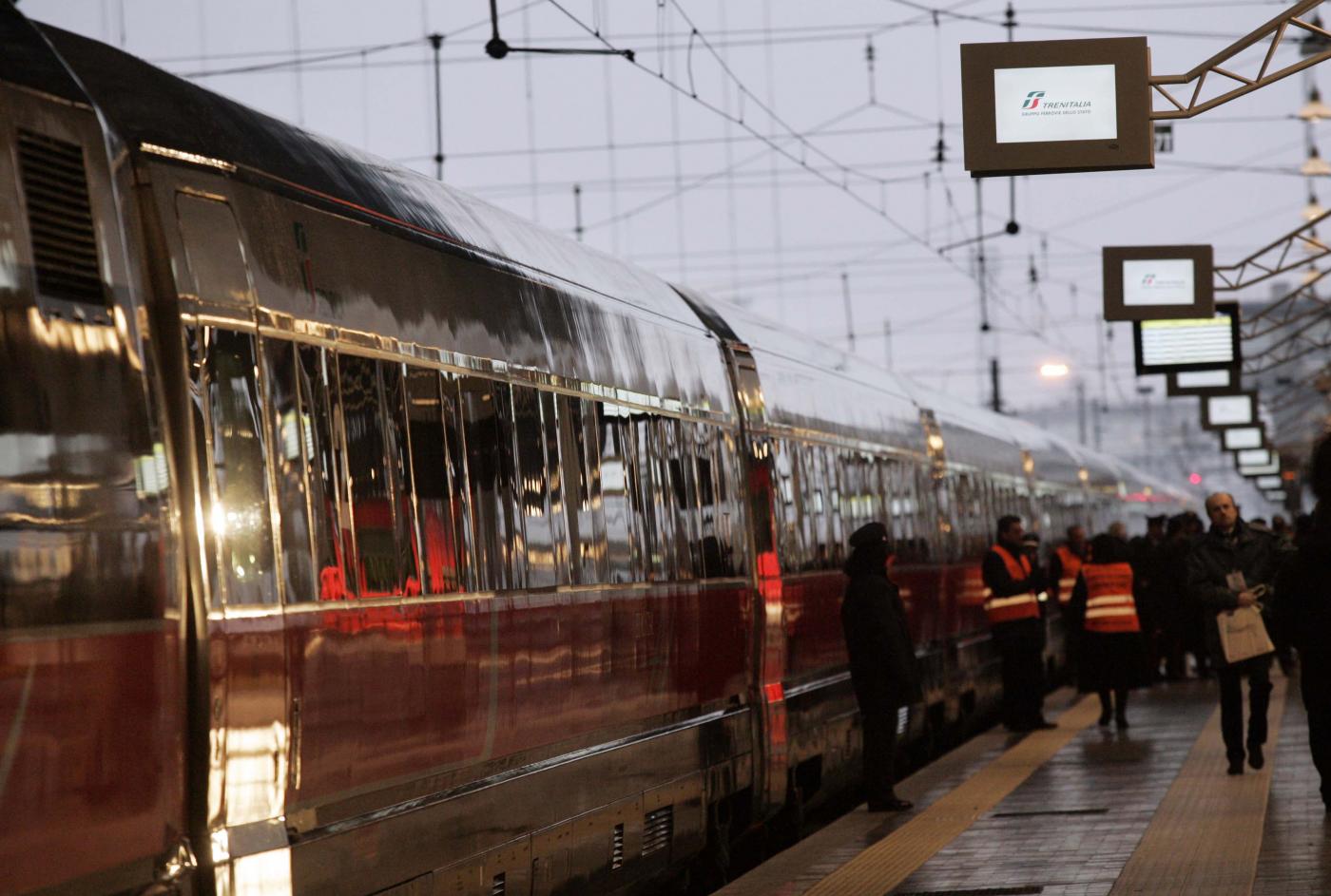 Un uomo ucciso a coltellate sui binari della stazione di Bologna