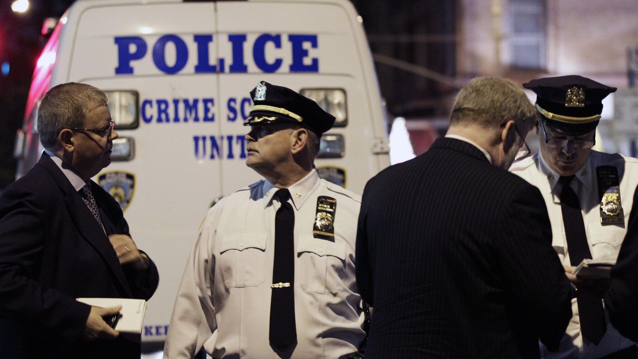 Leo e Lulu, trovati morti dalla madre nella vasca da bagno, avevano solo 2 e 6 anni. Accanto a loro, in un lussuoso condominio di Manhattan, c’era la loro babysitter in una pozza di sangue. È stata arrestata, sospettata dell’orrendo crimine.