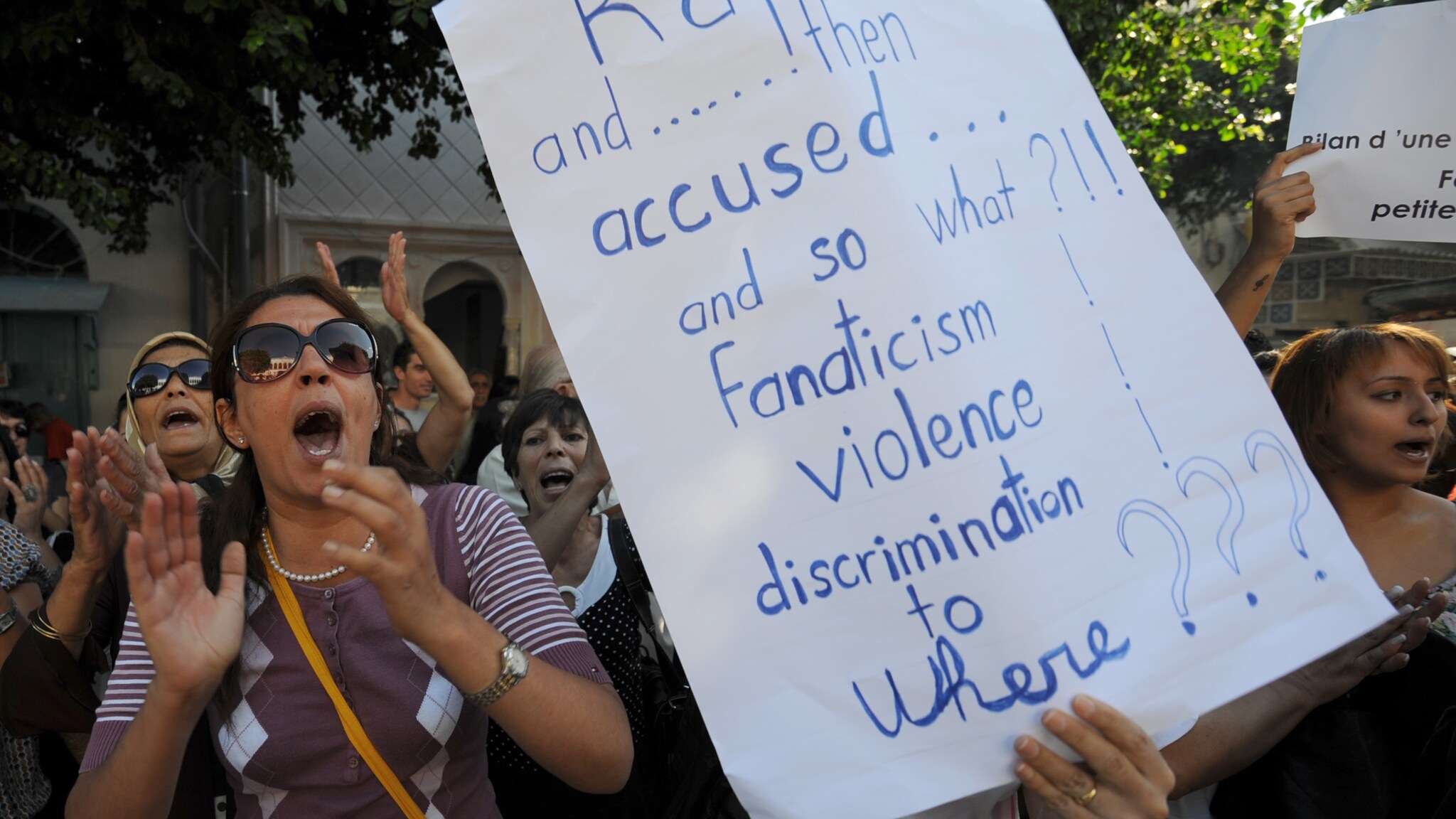 La Tunisia scende in piazza in difesa di una donna che rischia il carcere perché, dopo essere stata violentata dalla polizia, ha denunciato il fatto ed è stata a sua volta accusata di “offesa al pudore”. Era stata sorpresa col fidanzato in auto.