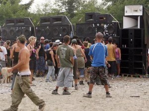 Rave party finisce male a Cusago: 50 feriti, una ragazza è in coma