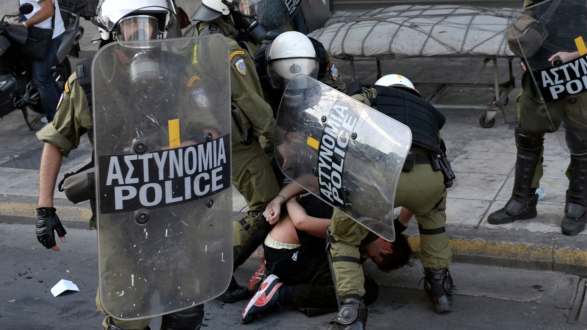 La Grecia brucia ancora nel giorno dello sciopero generale proclamato per protestare contro le misure di austerity del governo. Nel corso degli scontri ad Atene è morto un uomo di 66 anni, da quanto si apprende stroncato da un infarto.