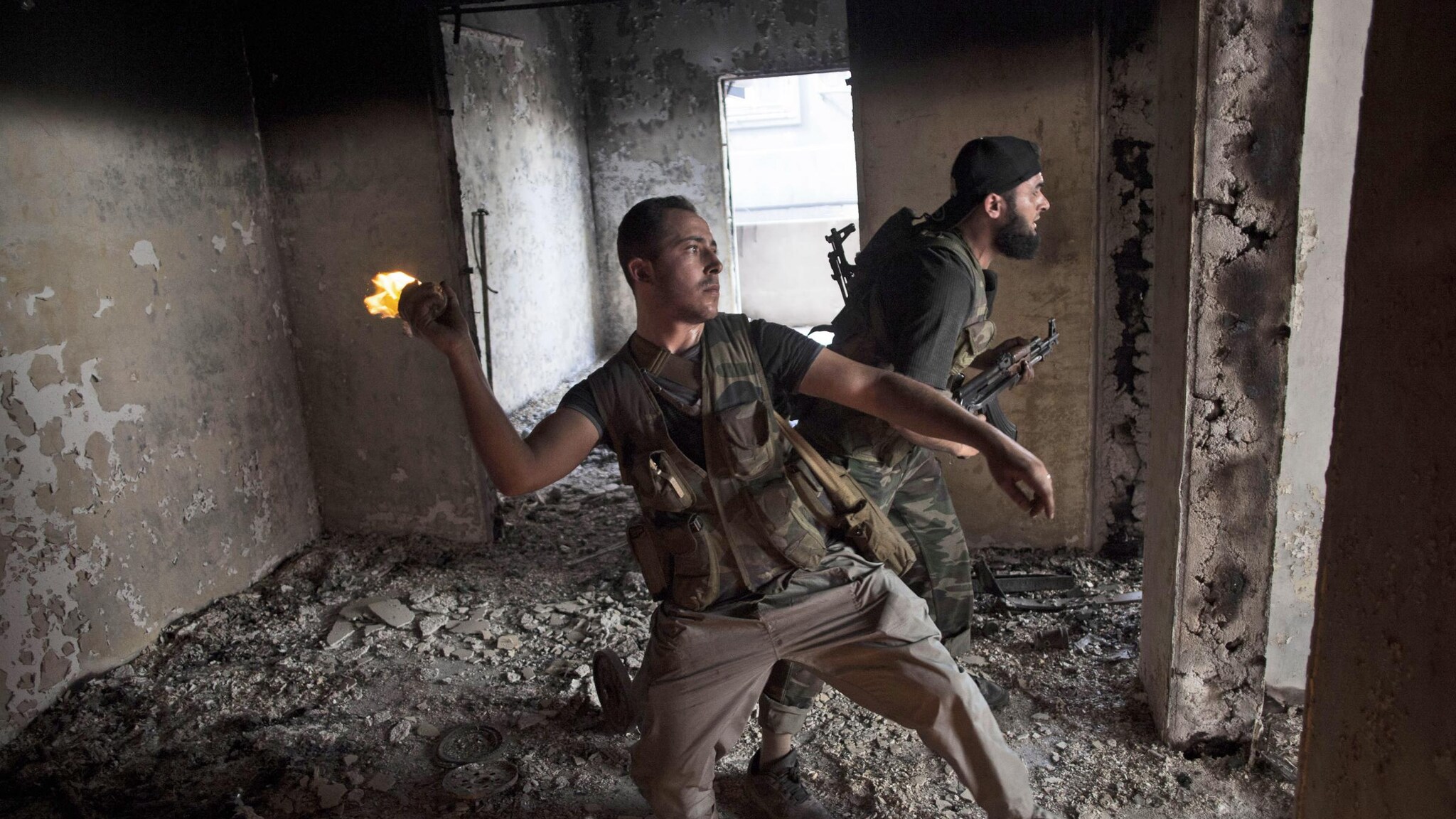 In Siria sono in corso pesanti scontri ad Aleppo, come in altre zone del Paese. Solo ieri l’Osservatorio dei diritti umani ha contato 154 morti. Intanto continuano a piovere bombe al confine con la Turchia.