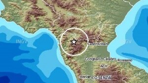 Stanotte la forte scossa di magnitudo 5, registrata all’1.05 nella zona al confine tra la Calabria e la Basilicata. L’area nella quale è avvenuto in terremoto è classificata nella zona 1 della mappa di pericolosità sismica. Il Pollino è vittima di uno sciame sismico da due anni.