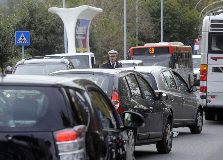 La Cassazione ha stabilito che se quel termine si usa nei confronti di un automobilista indisciplinato che per esempio blocca il passaggio è legittimo, in altri casi non c’è questa tolleranza e può diventare un’offesa che vale una condanna.