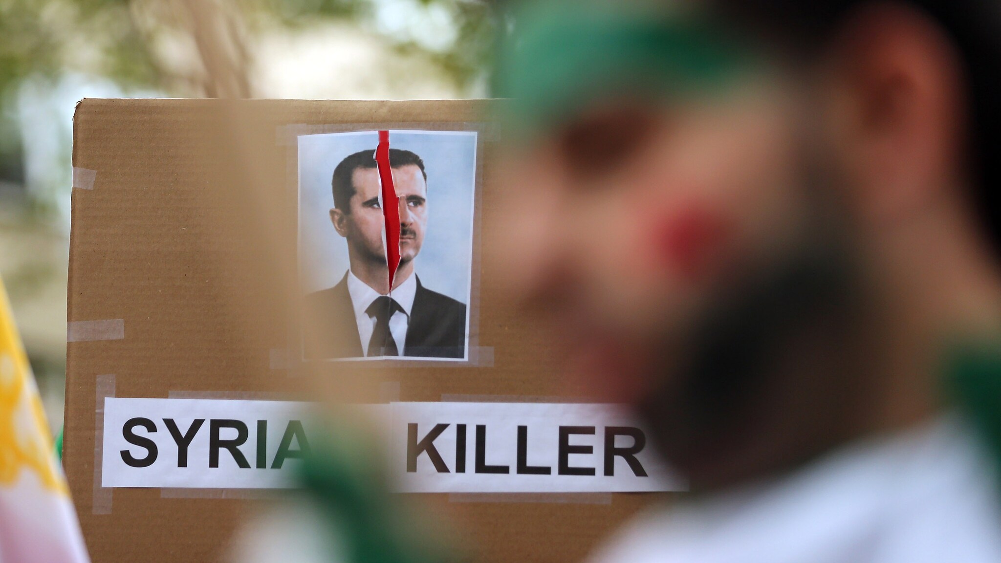 La decisione del governo siriano sarà ufficializzata solo domani ma, secondo l’inviato della Lega Araba e dell’Onu Brahimi, Assad avrebbe acconsentito al cessate il fuoco a partire da venerdì, primo giorno della ricorrenza dei musulmani.