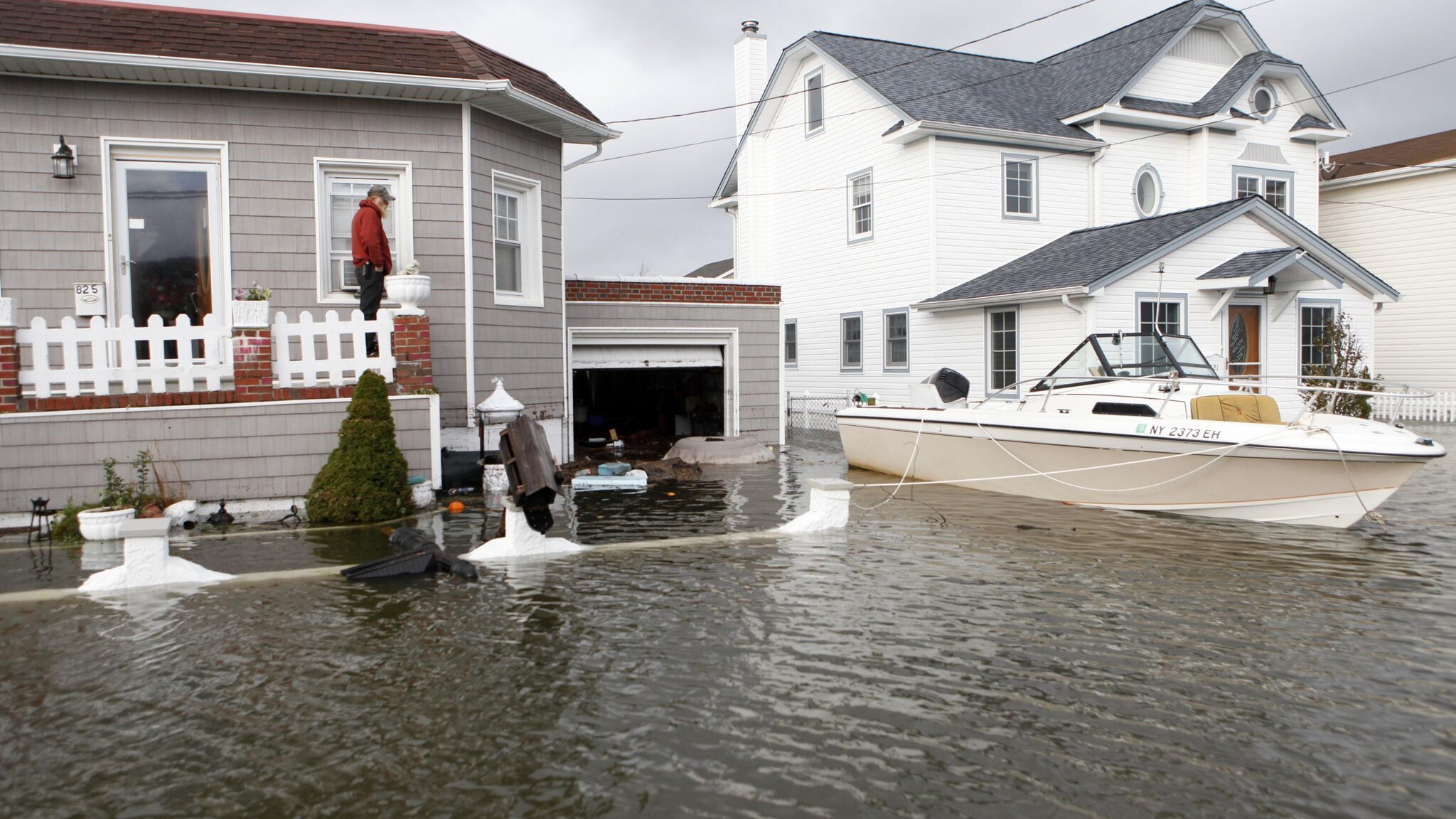 La Grande Mela prova a reagire dopo il disastroso passaggio di Sandy che ora viaggia verso il Canada: si appresta a riaprire Wall Street, mentre le scuole per ora restano chiuse. Il governatore del New Jersey ha parlato di una “devastazione inimmaginabile”, oggi riceverà la visita di Obama.