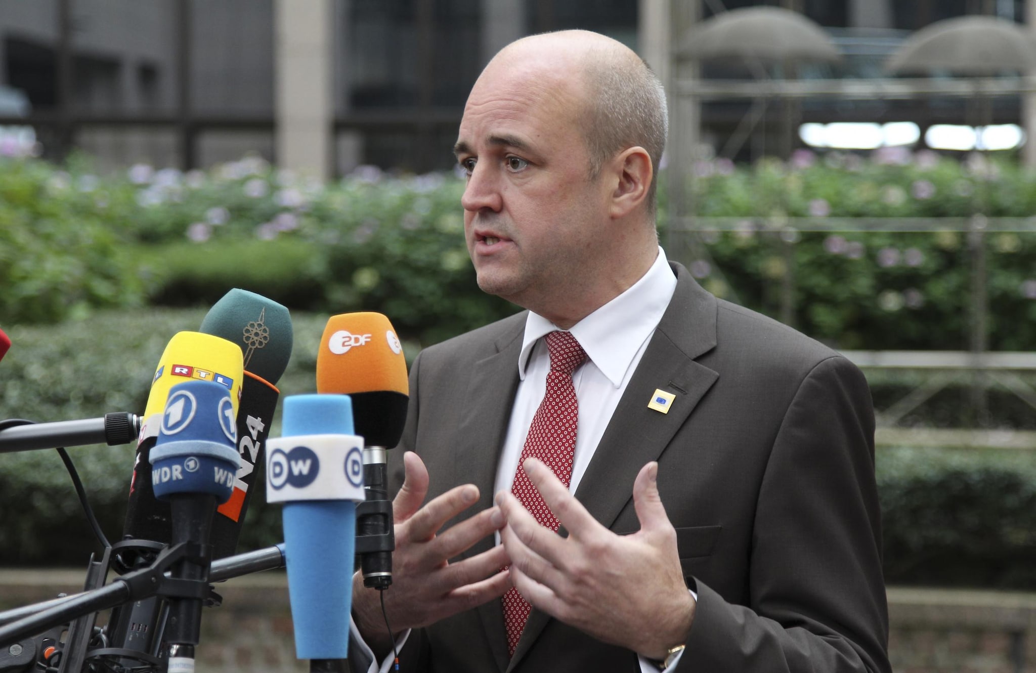 È ancora confusa la dinamica di ciò che è accaduto oggi in Svezia: un uomo, un addetto alla sicurezza di Fredrik Reinfeldt, è morto a causa di un colpo d’arma da fuoco nella residenza ufficiale del premier nel centro di Stoccolma.