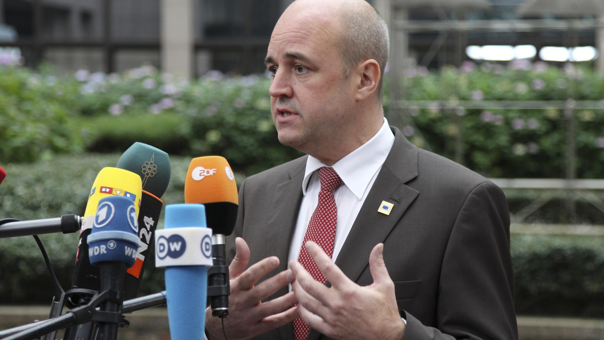È ancora confusa la dinamica di ciò che è accaduto oggi in Svezia: un uomo, un addetto alla sicurezza di Fredrik Reinfeldt, è morto a causa di un colpo d’arma da fuoco nella residenza ufficiale del premier nel centro di Stoccolma.
