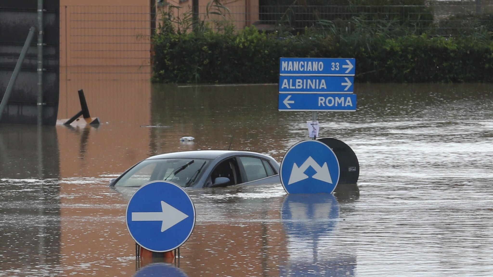 L’ondata di maltempo che sta colpendo la Toscana, l’Umbria e il Lazio ha la sua prima vittima: un uomo a Capalbio è stato trovato morto nella sua auto. Una donna di 73 anni, invece, è in gravi condizioni: anche lei era in auto quando è stata investita dall’acqua.