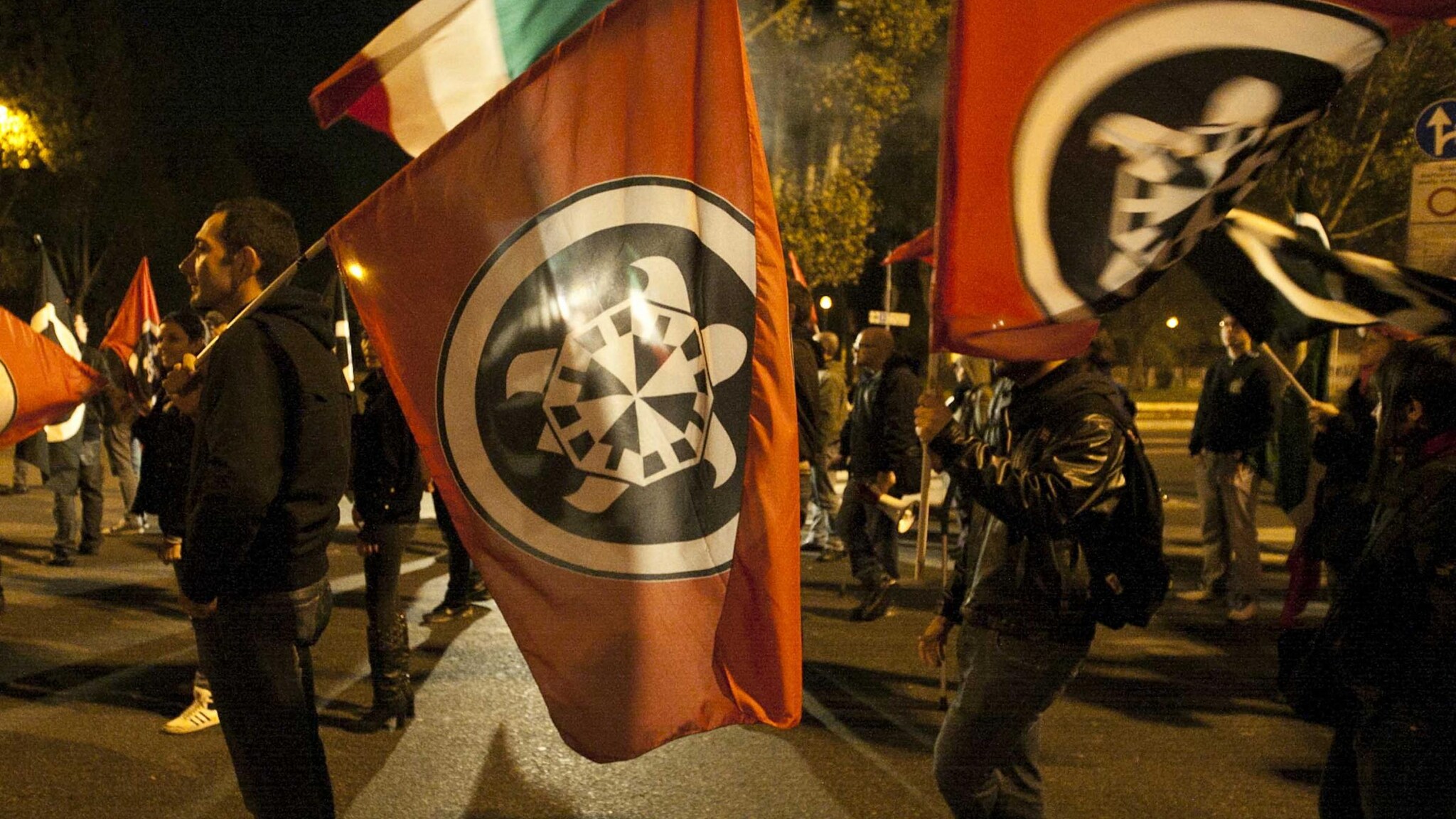 Tre ragazzi sono stati arrestati per aver compiuto un attentato incendiario contro la sede dell’associazione di destra. Durante l’arresto due poliziotti della Digos sono rimasti feriti.