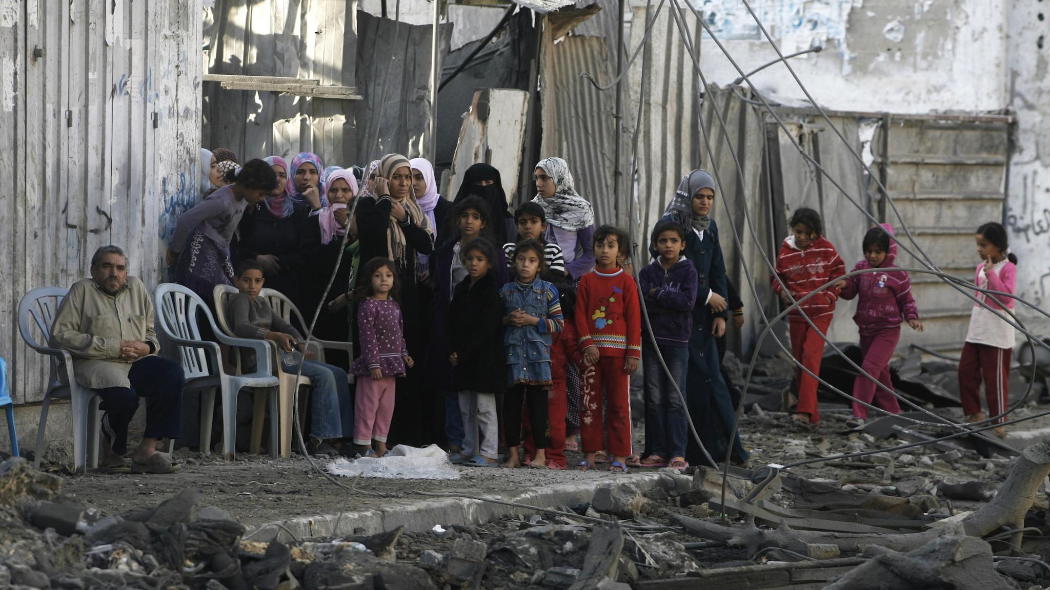 Sesto giorno di bombardamenti su Gaza e, mentre la comunità internazionale fa appello a una tregua che per ora non arriva, continua a scorrere il sangue dei civili, con troppi bambini morti tra i palestinesi. Nelle ultime ore Israele ha colpito 80 obiettivi di Hamas.