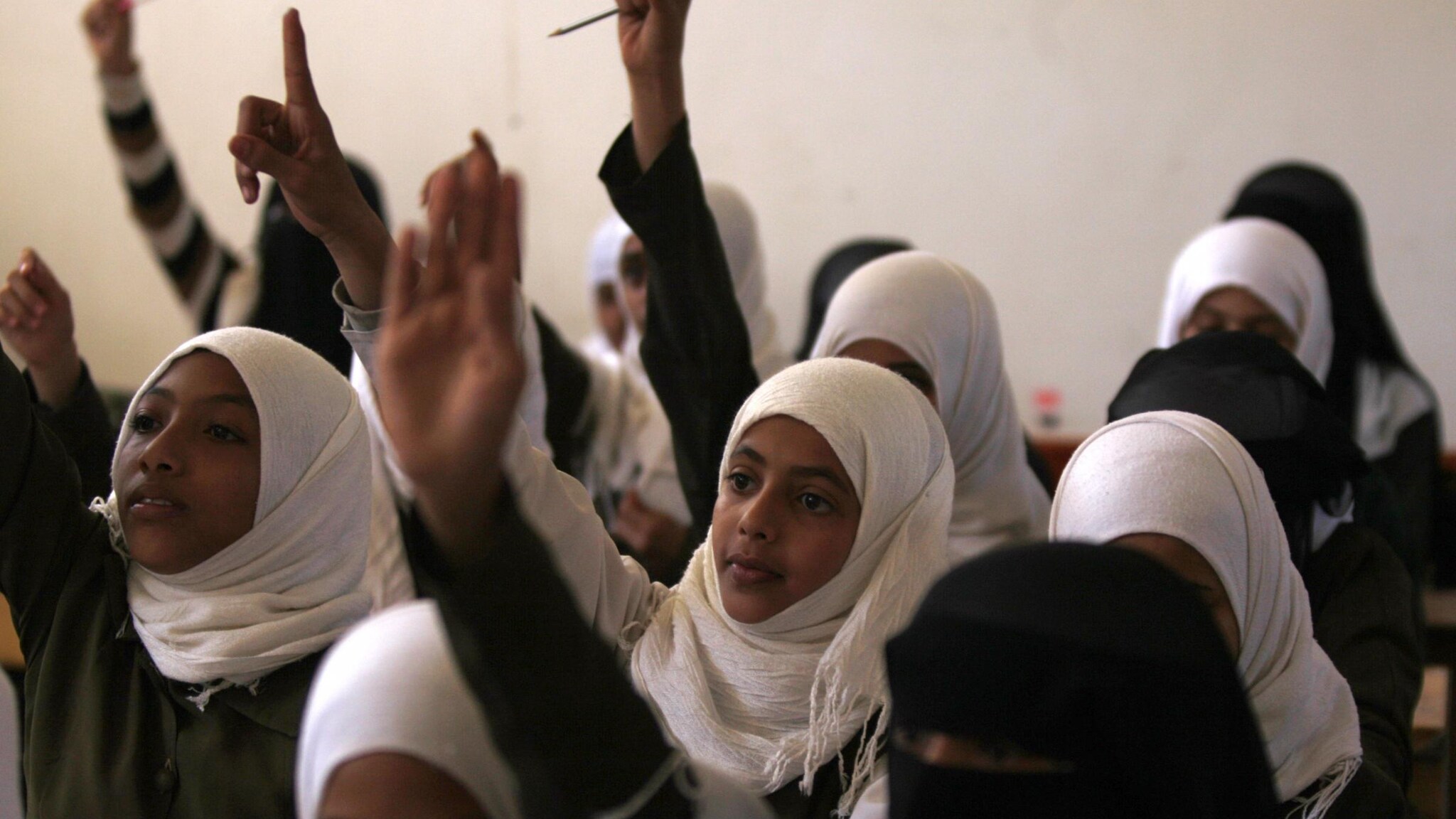 È la storia di una bambina yemenita sposata con un uomo di 30 anni perché costretta da suo padre: lei stessa, ora che ha ottenuto il divorzio, ha raccontato la sua vicenda alla tv libanese.