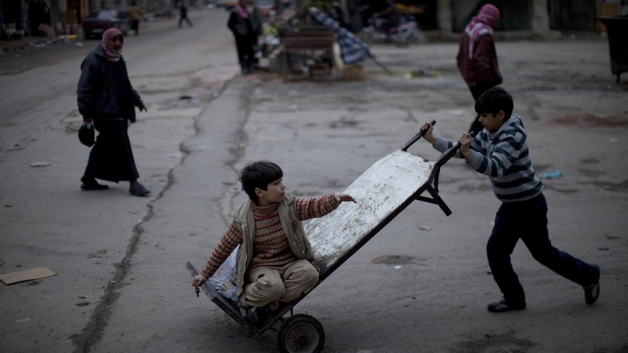 È quanto denuncia l’opposizione: gli aerei del regime di Assad hanno bombardato un villaggio nei pressi di Damasco causando la morte di decine di bambini, e ferendone altri, che stavano giocando all’aperto.