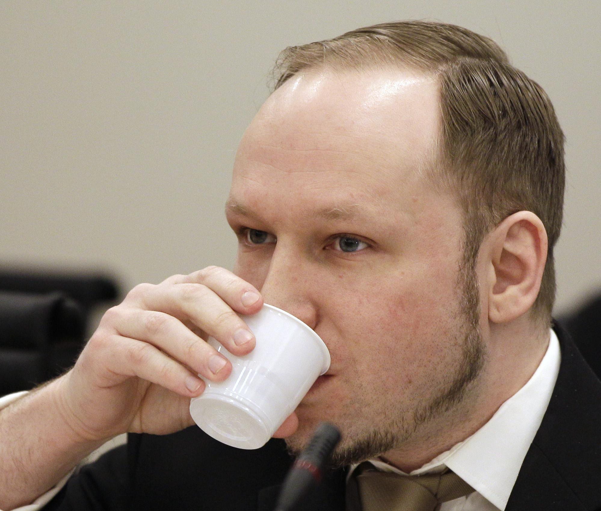 Breivik si lamenta del carcere: "Caffè troppo freddo e poco burro"