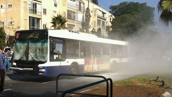 Paura nella città israeliana per un’esplosione che ha ferito tre persone in maniera grave. La polizia e il portavoce del premier Netanyahu parlano di “attacco terroristico”.