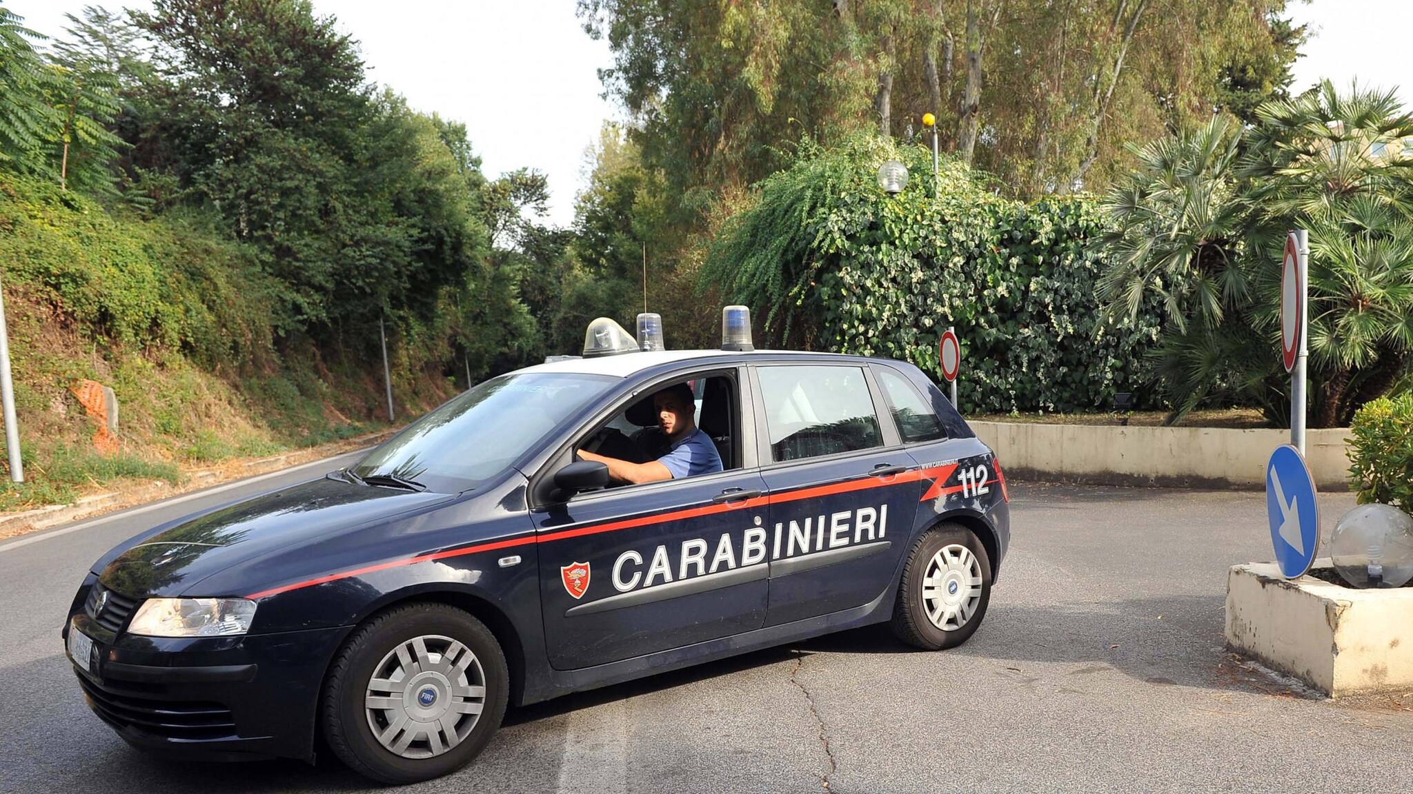 I carabinieri invitano alla cautela su un episodio, ancora da verificare, che sta provocando forte allarmismo a Gaggiano: una ragazzina racconta di essere stata avvicinata da alcuni stranieri che volevano rapirla. Sarebbe salva grazie a un uomo di cui però non si ha traccia.