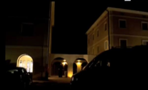 I due piccoli uccisi a coltellate e rinchiusi nel bagno, in casa una scritta realizzata col sangue dell’omicida e una lettera, ora al vaglio degli investigatori. Gli ultimi dettagli sul terribile omicidio di ieri sera nel perugino.