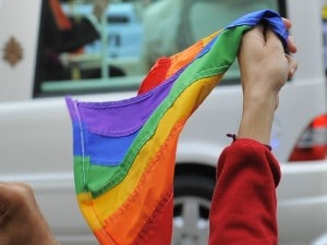 Gli inquirenti vogliono capire quali siano state le ragioni che hanno spinto un giovane a togliersi la vita. Su Facebook, dove lo studente veniva chiamato gay e per questo deriso, adesso va in scena la rabbia degli amici: “La vostra ignoranza ha ucciso un ragazzo di 15 anni”.