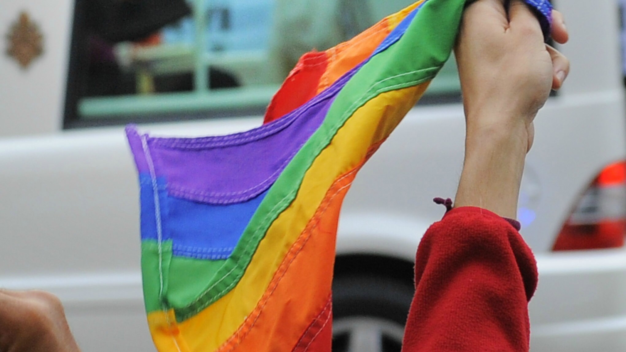 Gli inquirenti vogliono capire quali siano state le ragioni che hanno spinto un giovane a togliersi la vita. Su Facebook, dove lo studente veniva chiamato gay e per questo deriso, adesso va in scena la rabbia degli amici: “La vostra ignoranza ha ucciso un ragazzo di 15 anni”.