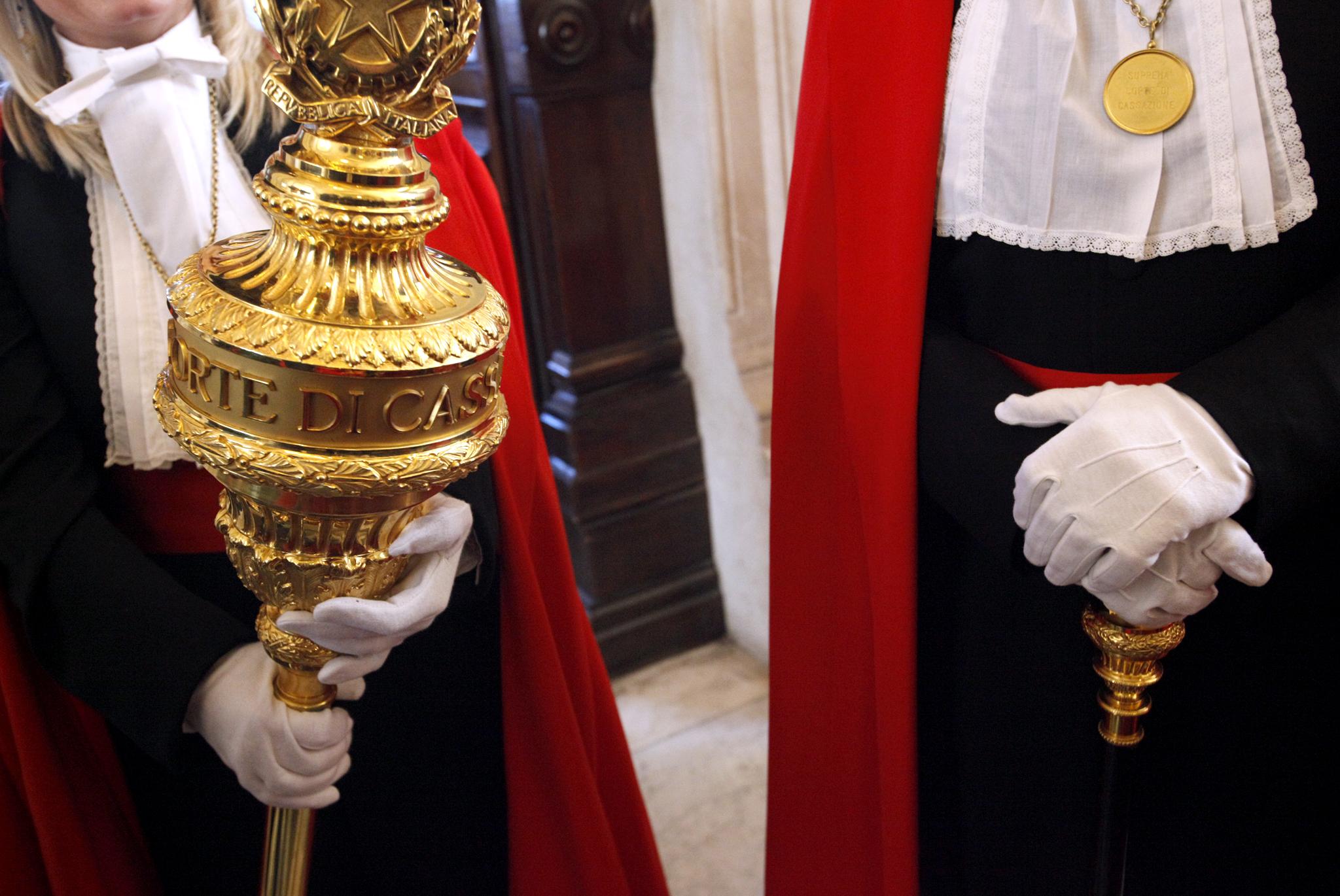 Linea dura da parte della Corte di Cassazione che ha sottolineato come anche un atto di bullismo può essere punito come stupro di gruppo se, con l’intento di umiliare la vittima, si viola la sua libertà sessuale.