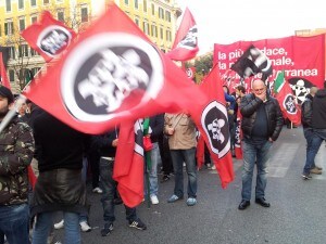 Giornata di cortei e manifestazioni nella Capitale e non solo: la protesta degli studenti è stata pacifica ma Roma è ancora blindata per la mobilitazione di CasaPound. Contemporaneamente va in scena un presidio antifascista.