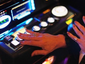 L’episodio è avvenuto a Cremona dove una barista, Monica Pavesi, ha deciso di andare contro i suoi interessi spegnendo per sempre le slot machine del suo locale. Non sopportava più di vedere le persone rovinarsi in quel modo. Il Comune: “Un gesto coraggioso”.