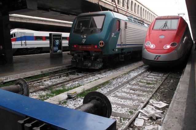 Rti rende noto che a causa di un ingente furto di rame tra Roma Ostiense e Ponte Galeria si stanno verificando gravi problemi alla circolazione ferroviaria nel nodo di Roma. Sospesi i collegamenti con l’aeroporto di Fiumicino.