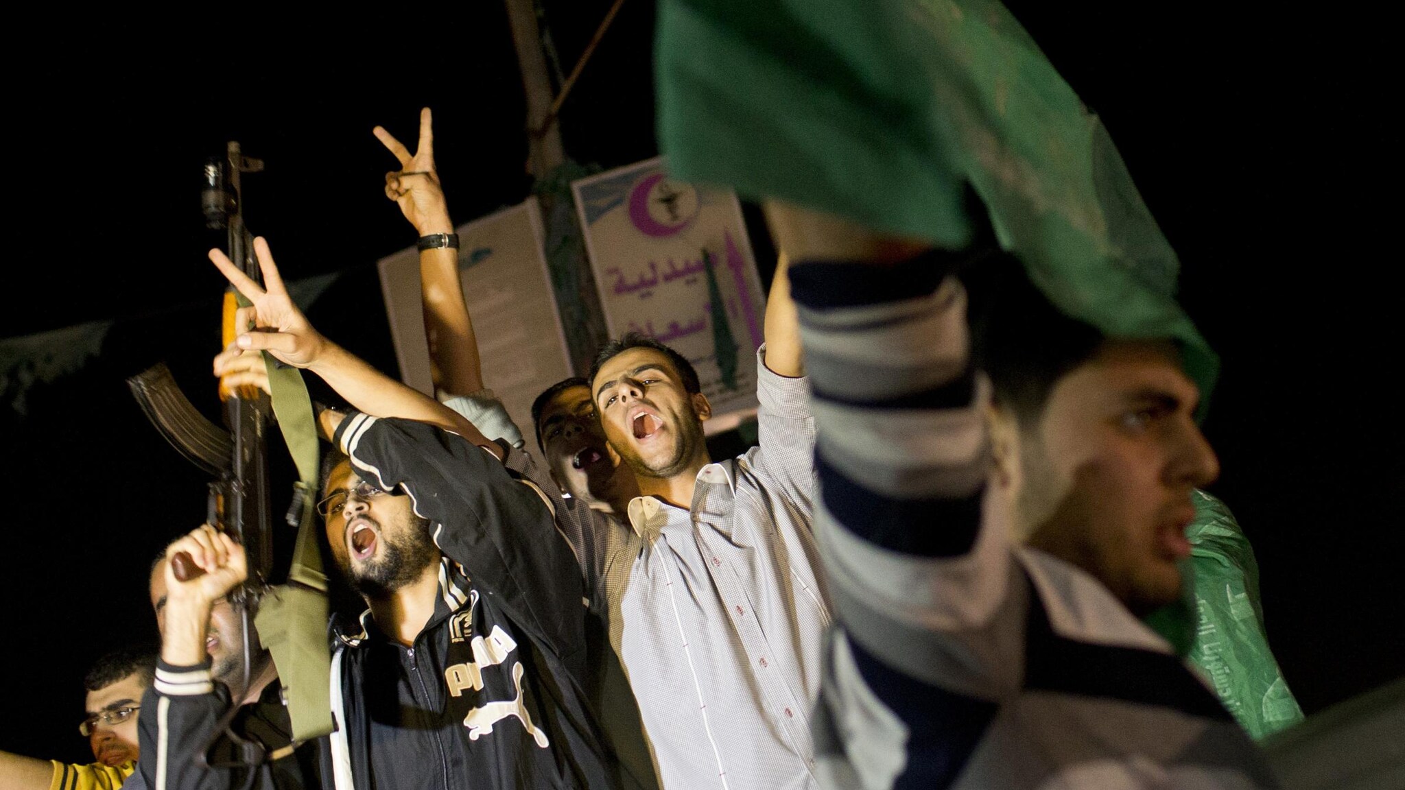 Hamas ha proclamato una “Giornata nazionale di vittoria” e in tantissimi sono scesi in strada a Gaza per festeggiare il cessate il fuoco. Quest’ultima è stata la prima notte di calma in Medio Oriente e l’Onu adesso chiede che gli accordi siano rispettati.