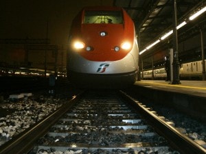 La tragica vicenda avvenuta giovedì, su un treno Frecciarossa diretto a Roma. Dalla denuncia dei passeggeri risulta che un 56enne si è sentito male subito dopo la partenza del treno che però si è fermato solo dopo 40 minuti. L’uomo è morto in ambulanza.