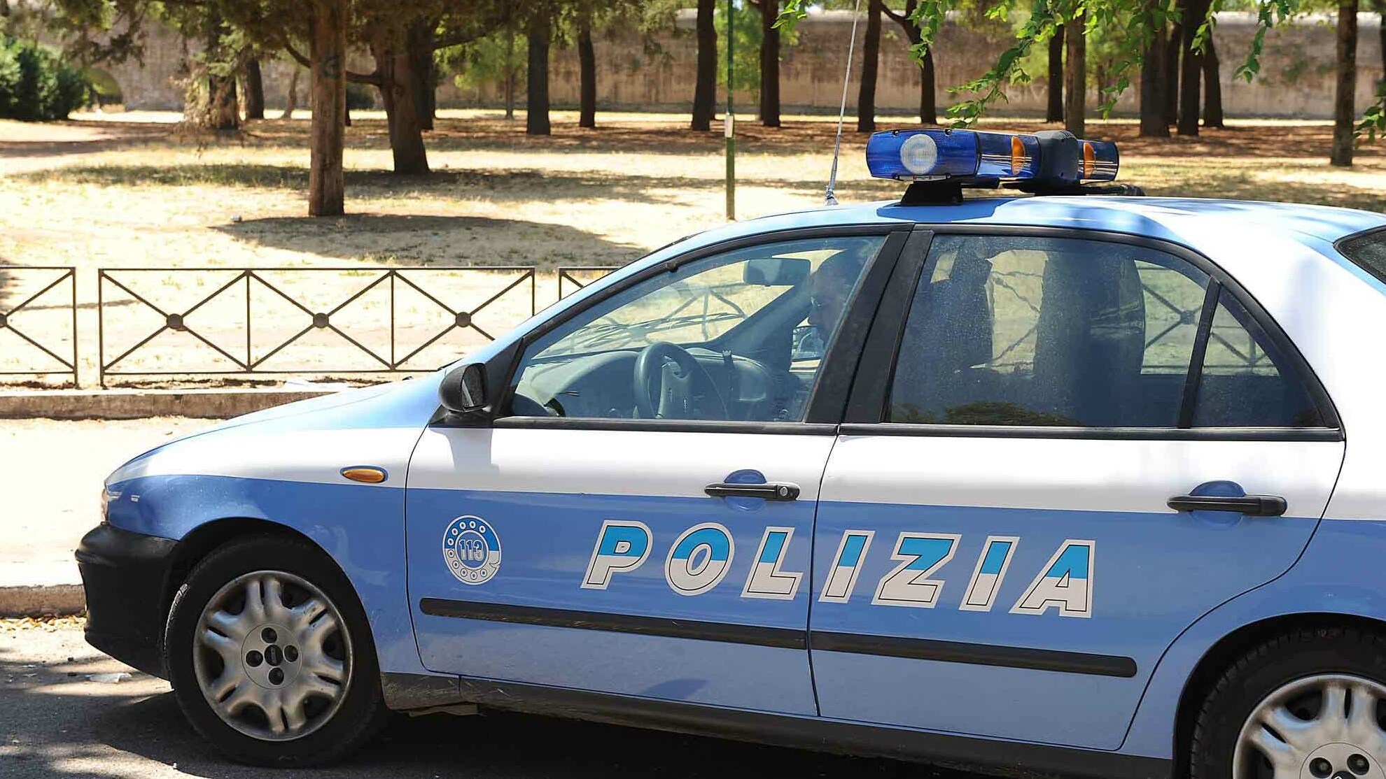Un altro terribile delitto in un appartamento di Milano, in piazzale Lagosta. La polizia ha trovato, in modo del tutto fortuito, il corpo di una donna con le mani e i piedi legati secondo la tecnica dell’incaprettamento mafioso.