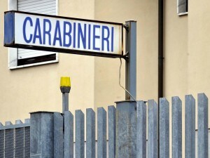 La storia che arriva da Vicenza vede protagonista un ragazzo che, per i suoi atteggiamenti, sarebbe stato preso di mira da alcuni amici tanto da spingerlo a chiudersi in casa. I genitori sono intervenuti con avvocato e forze dell’ordine.