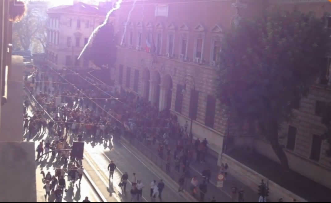 Il questore di Roma: "I lacrimogeni? Sono della polizia e sono rimbalzati sul muro del ministero"