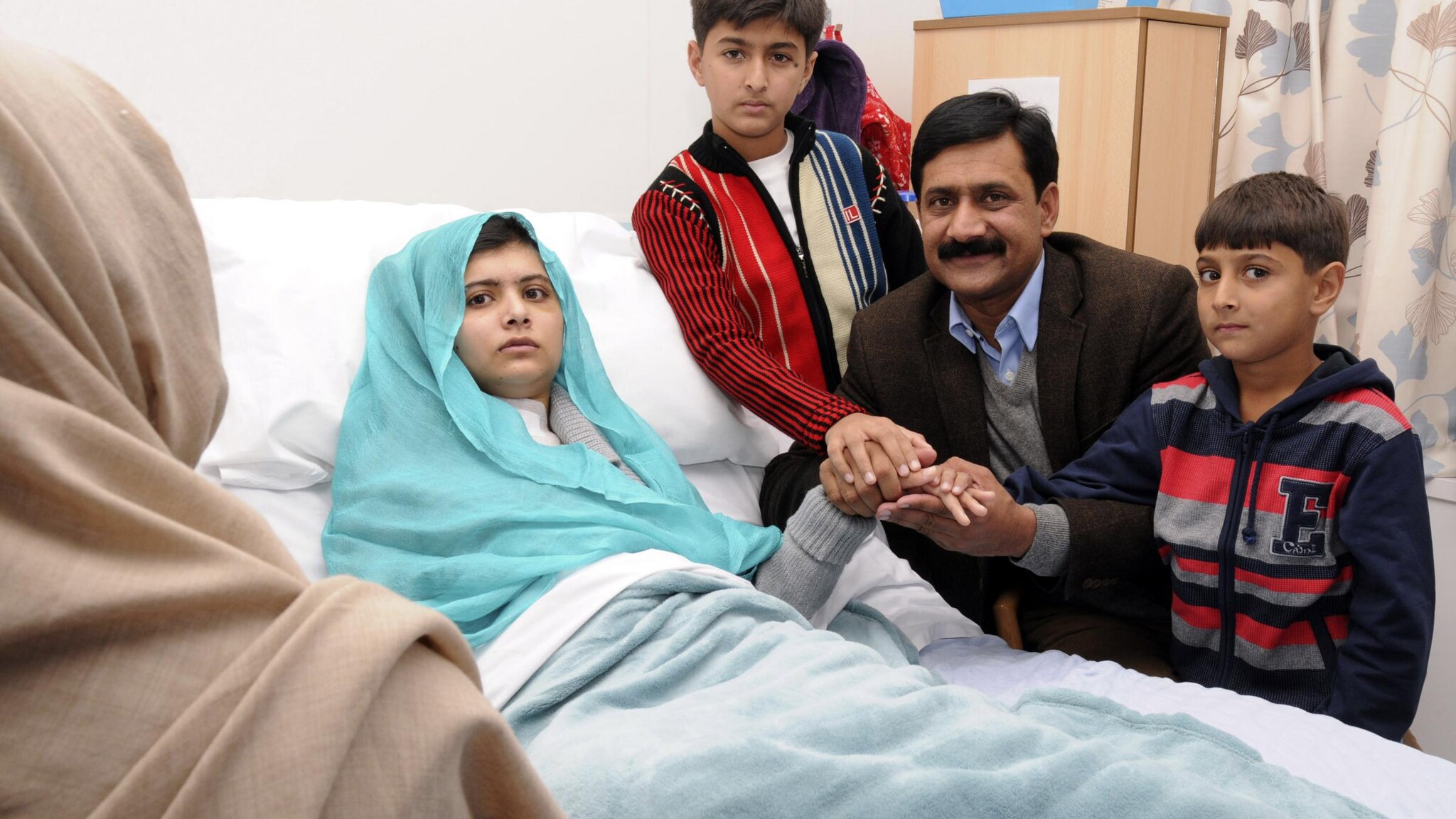 Un premio che invocano in tantissimi, in tutto il mondo, per la 15enne pakistana ferita un mese fa dai talebani e ricoverata attualmente in Gran Bretagna. Intanto Malala, che sta meglio, dall’ospedale “ringrazia il mondo intero”.