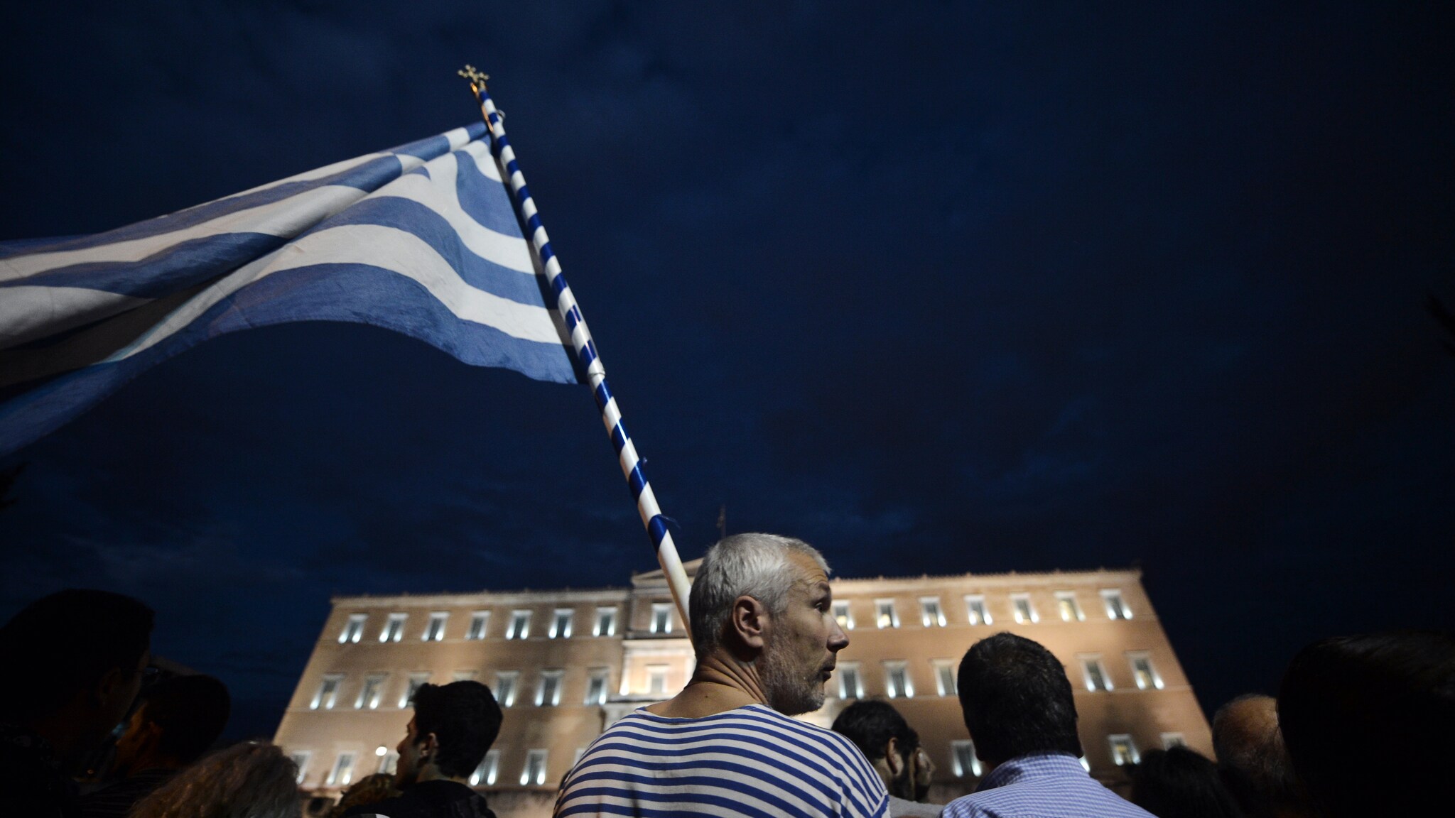 Secondo giorno di sciopero generale in Grecia proclamato dai sindacati contro l’approvazione di un nuovo pacchetto di misure di austerità. Ad Atene, dinanzi al Parlamento, la tensione è alta: lacrimogeni e bombe molotov tra manifestanti e polizia.