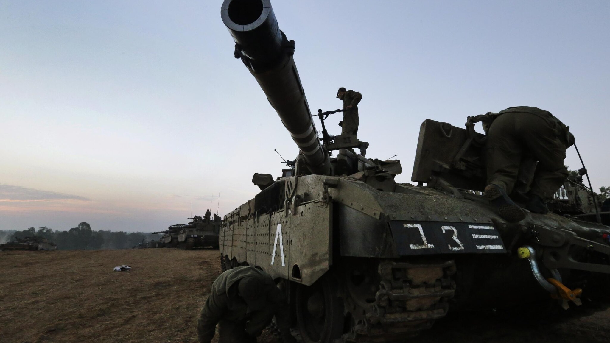 La tregua annunciata ieri è slittata e Gaza ha vissuto un’altra notte di guerra: la diplomazia è al lavoro ma Israele ha continuato a colpire via terra e via aerea e Hamas a lanciare missili. Sale di ora in ora il drammatico bilancio delle vittime.