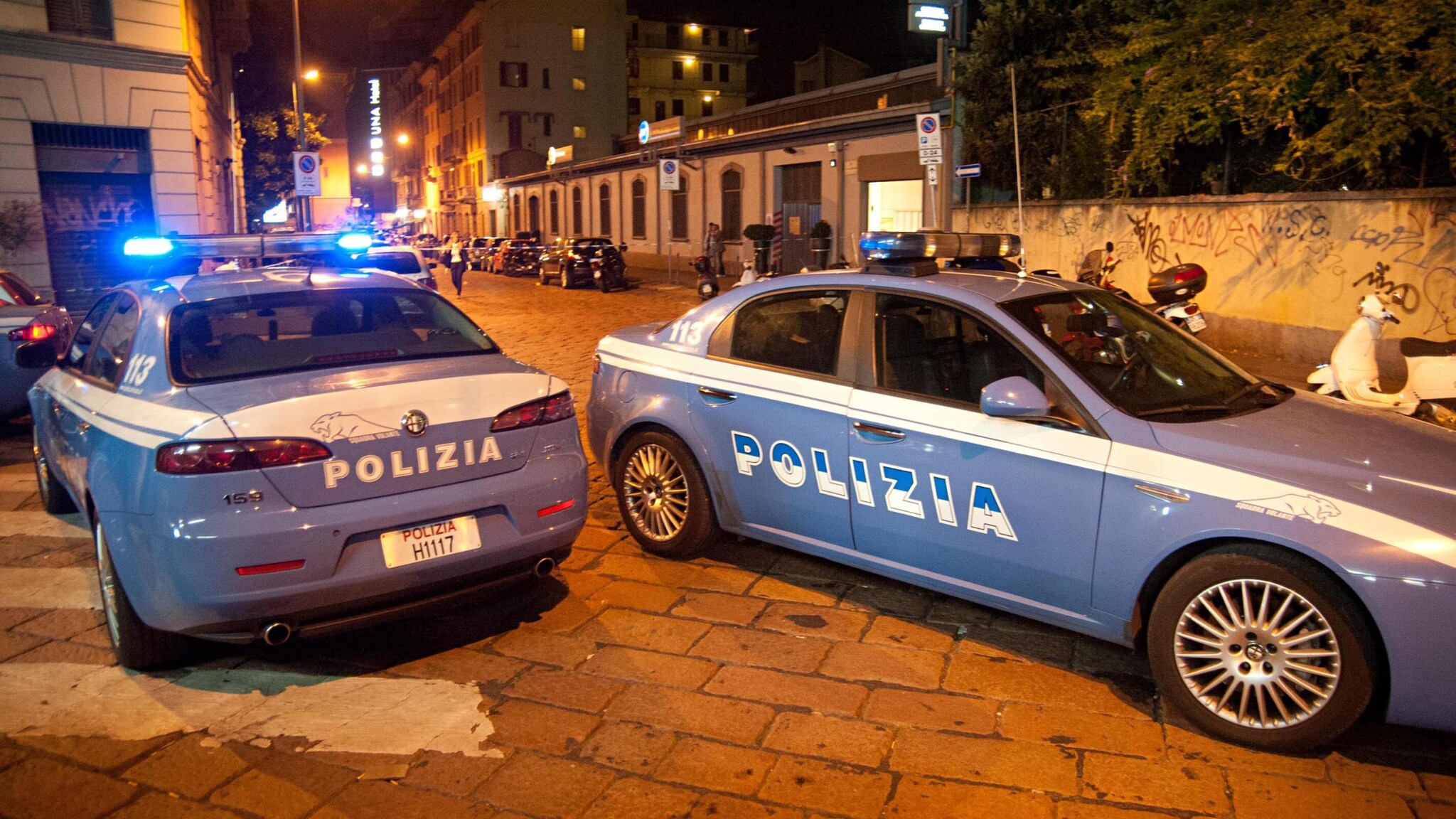 La polizia ha scoperto per caso ieri sera il corpo senza vita di una donna nell’appartamento di un rapinatore arrestato nel pomeriggio: si tratta di un delitto dai contorni macabri poiché la vittima era coperta solo da alcuni pezzi di stoffa e “incaprettata”. Gli investigatori parlano di una “componente sadica”.