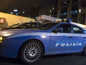 Una 40enne è accusata di abusi sessuali sul figlio di 10 anni e produzione di materiale pedopornografico. Per lei le manette sono scattate il mese scorso nell’ambito di un’operazione antipedofilia e antisatanismo.