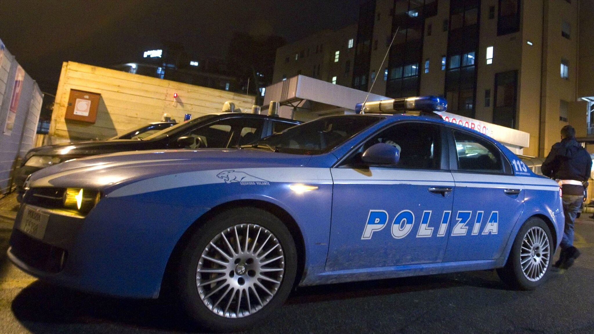 È stato ucciso a colpi di bastone, la scorsa notte, in via Nomentana a Roma. Pare che la vittima, un uomo di 45 anni, si sia introdotto nella roulette di una nomade che dormiva con i suoi figli. Lui l’avrebbe molestata, lei per difendersi lo avrebbe colpito.