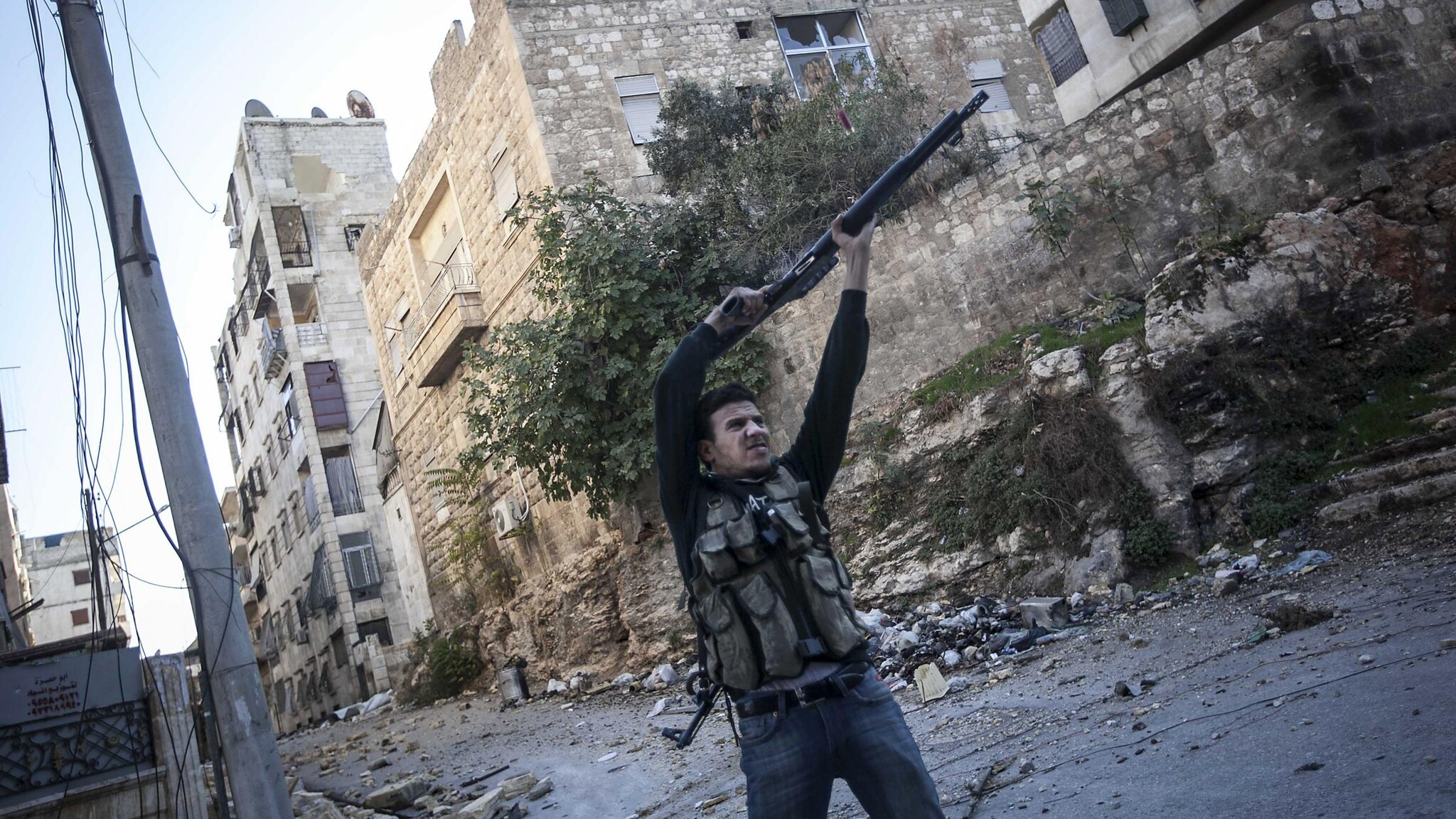 Qualche giorno fa la denuncia delle bombe a grappolo su un campo di calcio e la morte di decine di bambini, ieri una strage vicino Damasco e oggi l’ennesimo raid di un cacciabombardiere dell’esercito della Siria di Assad.